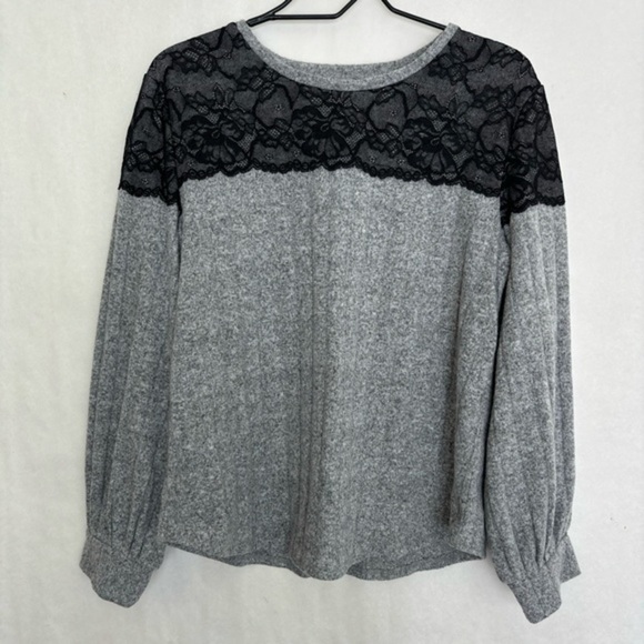 5/$25 Maurice’s top medium - Picture 1 of 3